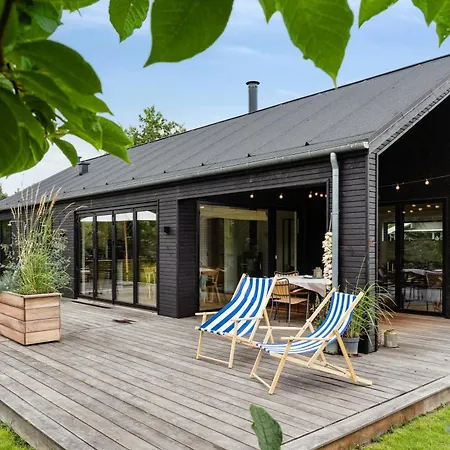 Modern Sleek House In Holiday home