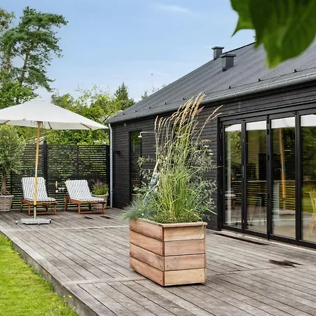 Modern Sleek House In *